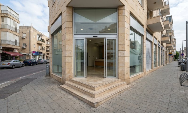 תושב חולון נעצר: הניח סכינים ותרמילים בכניסה לבנקים בגוש דן