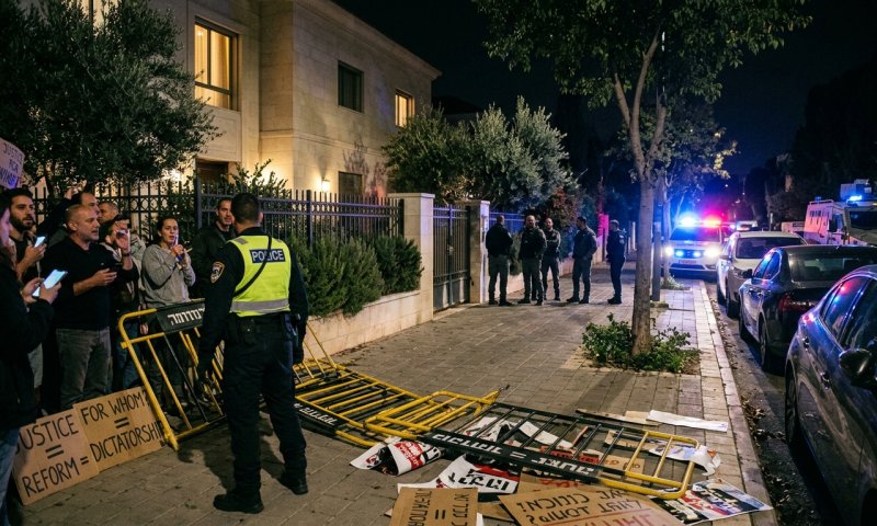 הרב הראשי נגד המהומות מול בית השופט סולברג: "אין היתר להרים יד"
