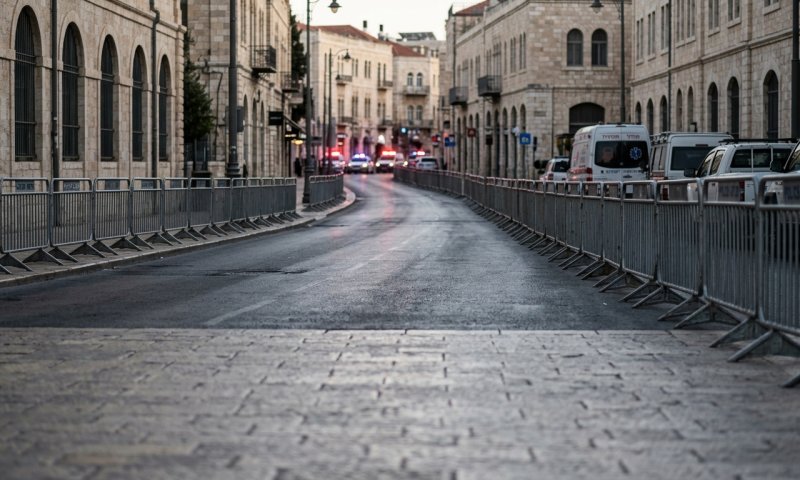 תיעוד מירושלים: שוטר השליך רימון הלם ישירות על מפגין חרדי