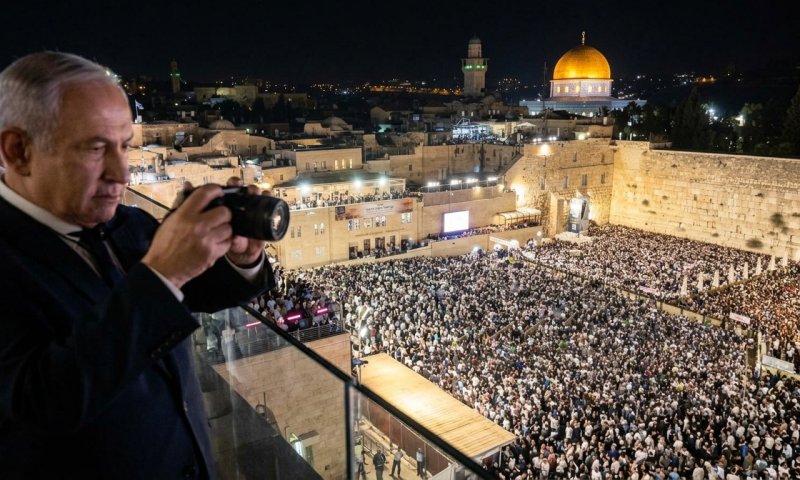 150 אלף בתפילת הסליחות בכותל: נתניהו וחטופים השתתפו