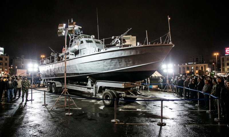 איראן הציבה סירת תקיפה של משמרות המהפכה במרכז טהראן