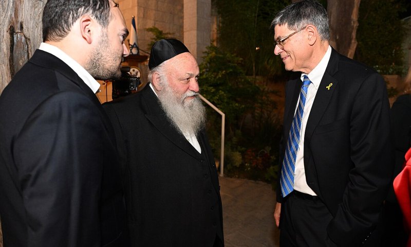 רעול פנים תועד מנסה לפרוץ לרכבו של השר גולדקנופף