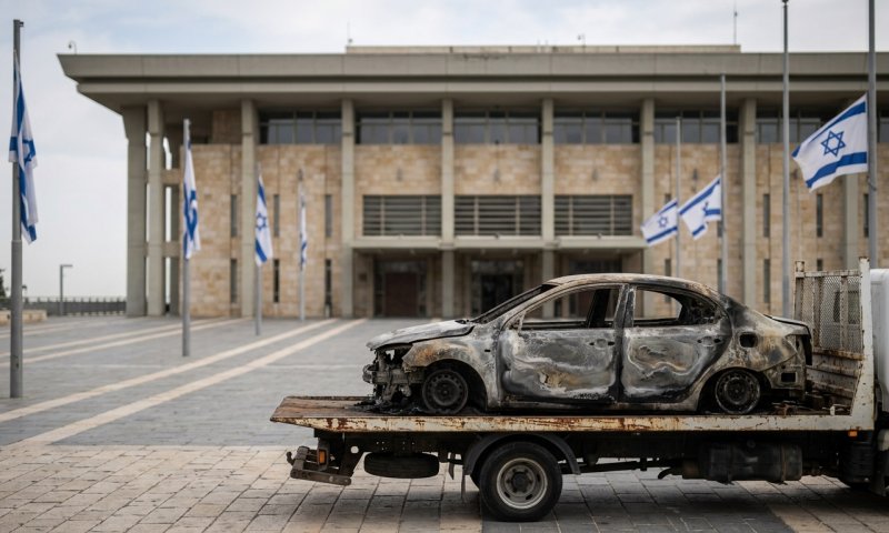 תזכורת מצמררת מול הכנסת: מיצג מכוניות שרופות מ-7 באוקטובר