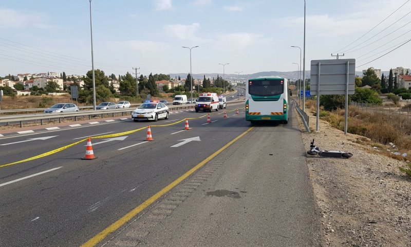 רוכב קורקינט כבן 50 נפצע קשה מפגיעת אוטובוס בכביש 44