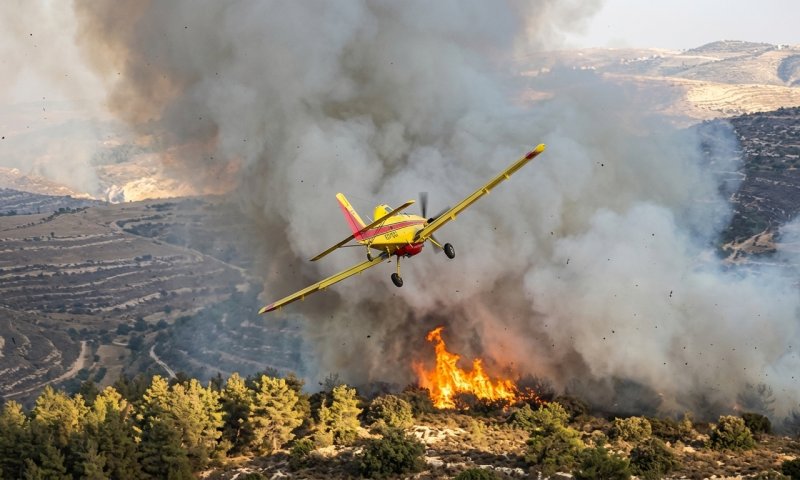 אש מתקרבת לחוות בגוש עציון: 4 מטוסי כיבוי הוזנקו
