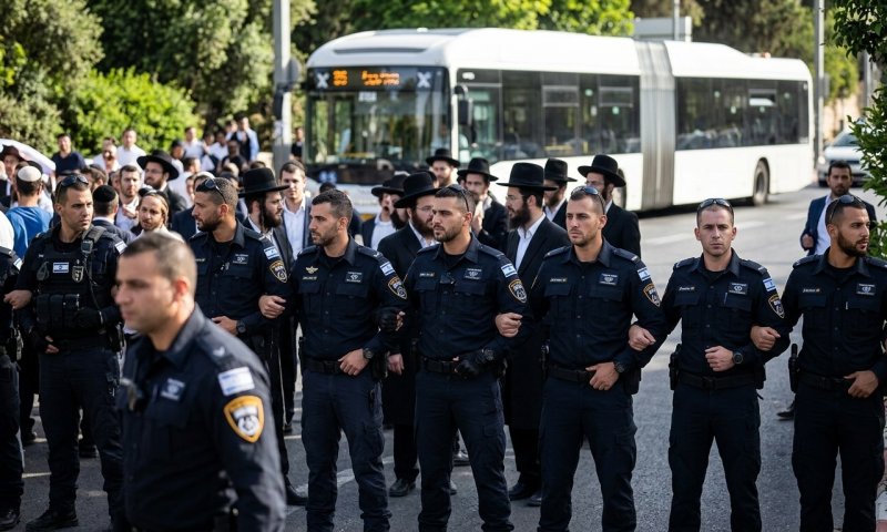 מאות חרדים חוסמים את ירושלים: גשר המיתרים משותק, רכבת קלה עצרה