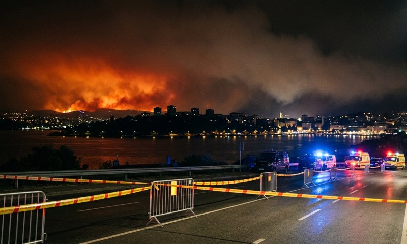 שריפות הענק בצרפת: מאות נמלטו בסירות, הרשויות פינו את פרברי בורדו