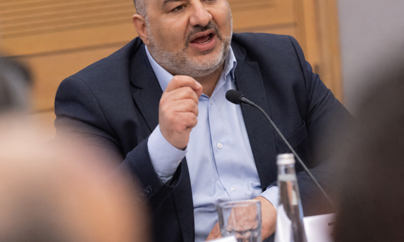 חדאד תוקף את איזנקוט: "להשוות אותי למנסור עבאס זה גזענות"