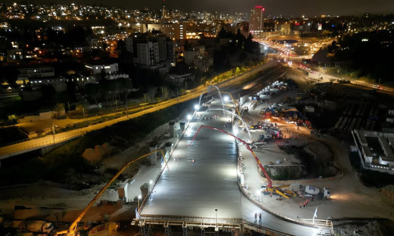 יציקת גשר מרכזי במחלף בייט בירושלים הושלמה בתוך 14 שעות בלבד