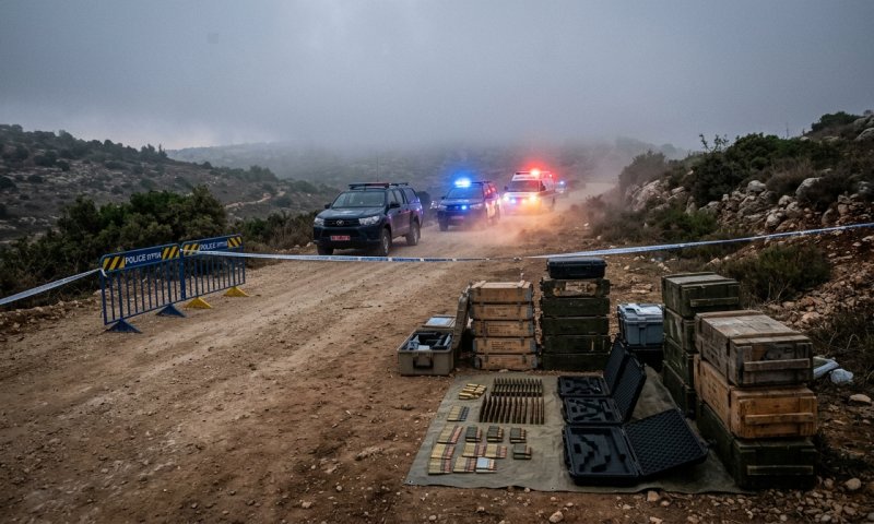 שוטרים איתרו מצבור אמל"ח בבנימין, הותקפו ועצרו חשוד