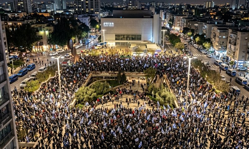 אלפים בכיכר הבימה: השמאל יצא לרחוב ודורש ועדת חקירה ממלכתית