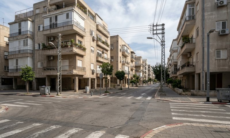 רימון הלם הושלך לעבר בניין מגורים בצפון תל אביב
