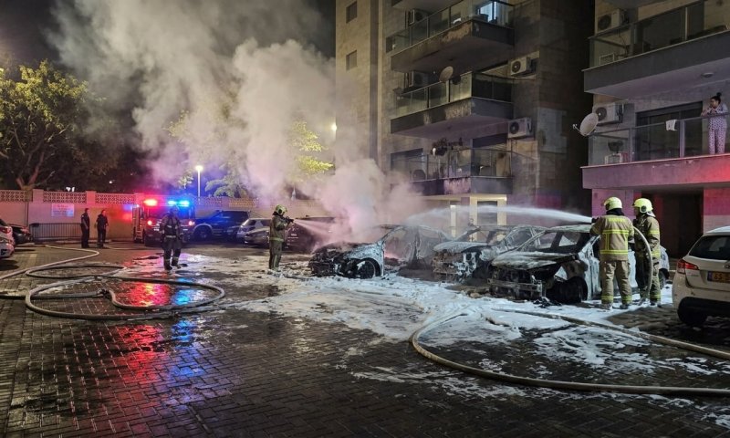 שריפה בחניון באשדוד: 6 רכבים עלו באש, שניים מהם חשמליים