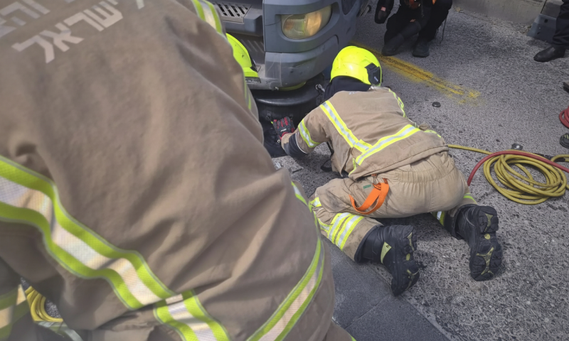 אישה נלכדה מתחת למשאית בחיפה וחולצה במצב בינוני