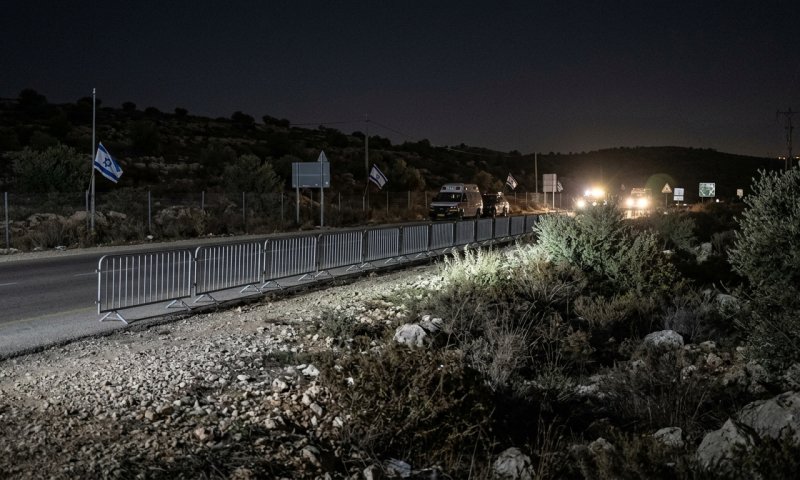 מחבל הצית רכב ואיים בסכין בחוות חנניה, תושבים נטרלו אותו ברכבם
