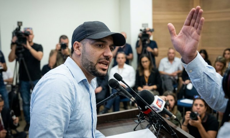 עורך עיתון דתי קרא לשבור עצמות לחרדים: "עדיף עם אלות"