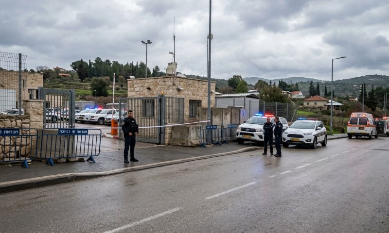 לוחם מג"ב סיכל פיגוע דקירה בכניסה לתחנת משטרה בצפון