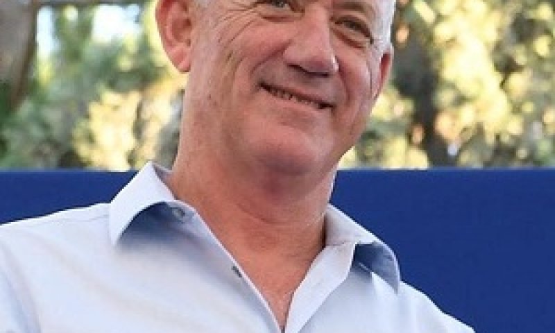 בנט הצטרף לתור: גם הוא קורץ לטרופר