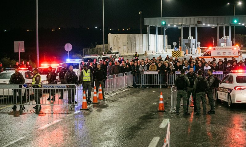 "תקבלו אנרכיה": מאות חרדים התפרעו במחסום מכבים בגלל דו"ח תנועה