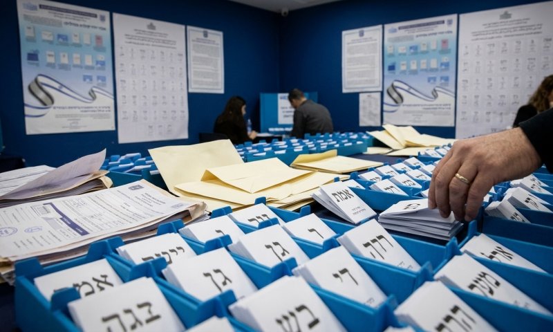 הלילה הגדול: סופרים כ-450 אלף מעטפות שיקבעו את הכנסת הבאה