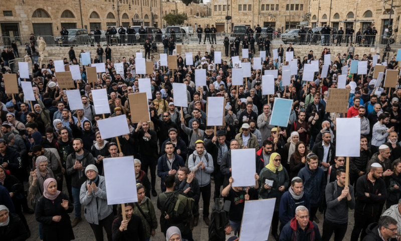 מחאה סוערת מול השר אלי כהן בבית העלמין בעספיא