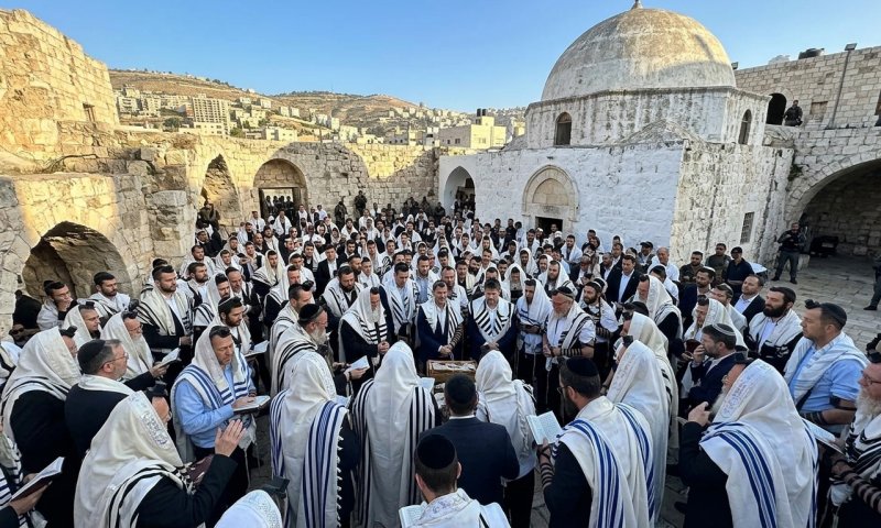 5,000 מתפללים בקבר יוסף: תפילת שחרית לאור יום לראשונה מאז עזיבת המקום