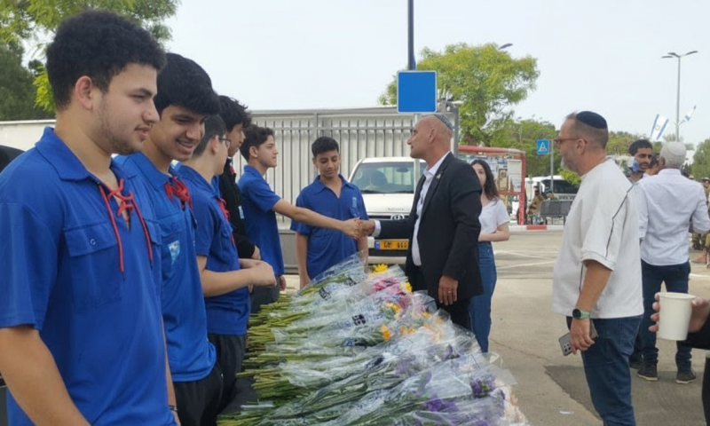 מאות אלפי זרי פרחים יונחו בבתי העלמין ביום הזיכרון לחללי מערכות ישראל