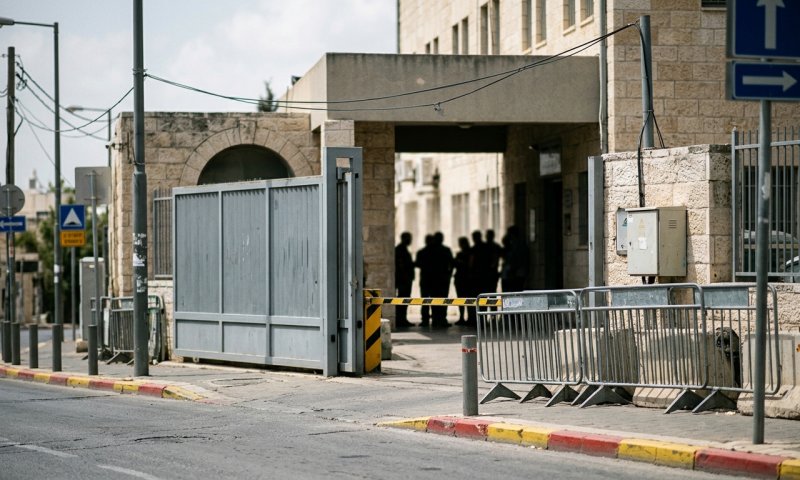 אוהדי הפועל ב"ש נותרו בחוץ, תומכי חמאס נכנסו באין מפריע