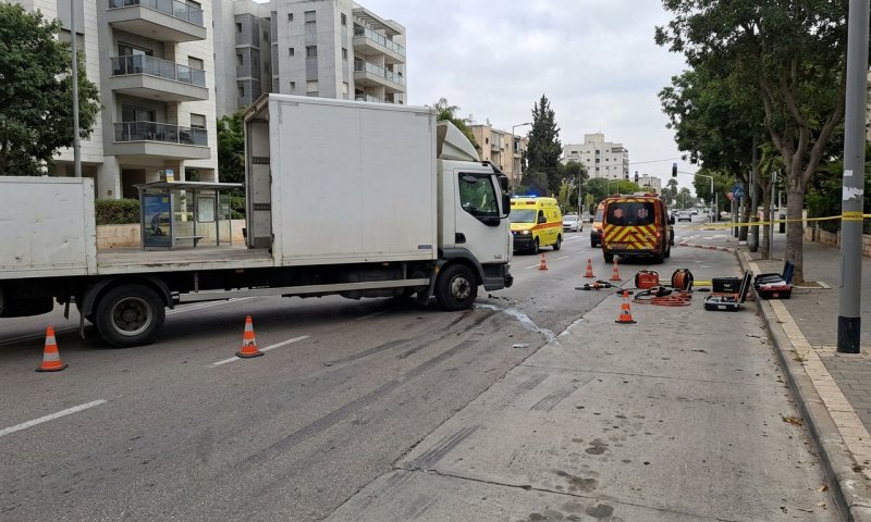 אישה בת 68 נפגעה קשה ממשאית בנווה יעקב ופונתה לשערי צדק