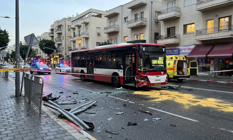אוטובוס התנגש בדיזנגוף: נערה בת 11 במצב אנוש, 11 נפגעים