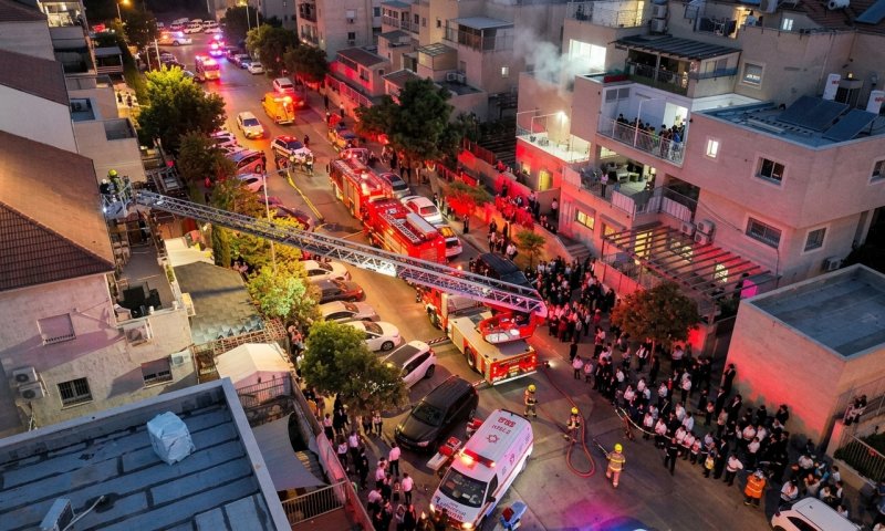הצתה חשודה בביתר עילית: ילדים זועקו מחלונות בניין עולה בלהבות