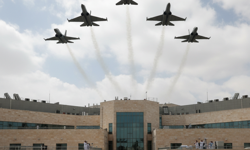מטס מטוסי קרב בגובה נמוך מעל בית החולים שערי צדק בירושלים