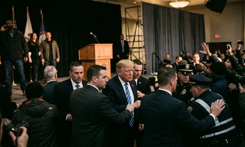 FBI חוקר את ירי הלילה: שוטר נפצע, טראמפ פונה מהאולם