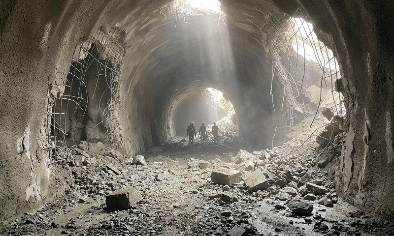 תקווה בנפאל: 46 העובדים שלכודים במנהרה עשויים להיות בחיים