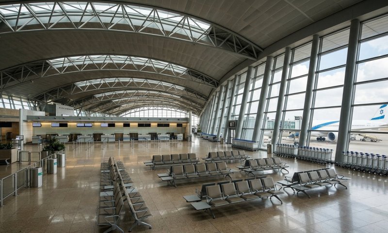 התפרעו בטיסה, תקפו שוטרים בנתב"ג - ושוחררו למעצר בית