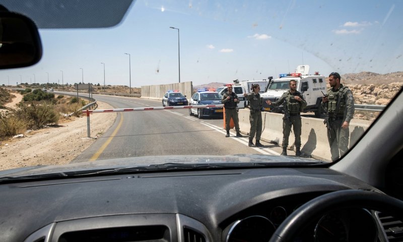 פלסטיני ברכב גנוב פרץ את מחסום חשמונאים וניסה לדרוס שוטרים
