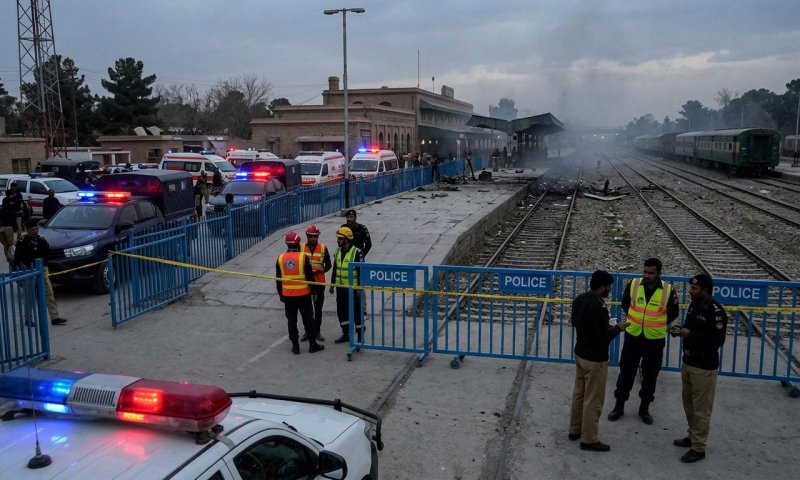 לפחות 30 הרוגים בפיגוע על רכבת בפקיסטן