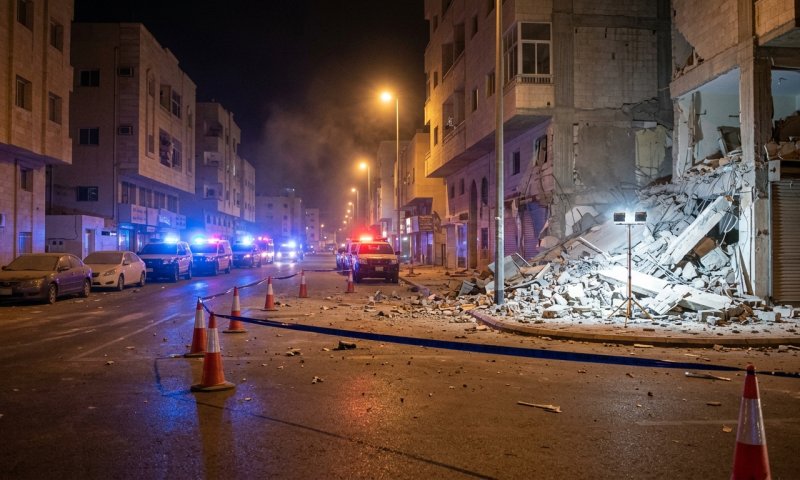 עזה: בניין שניזוק בתקיפת צה"ל קרס - כ-20 נהרגו ועשרות נעדרים