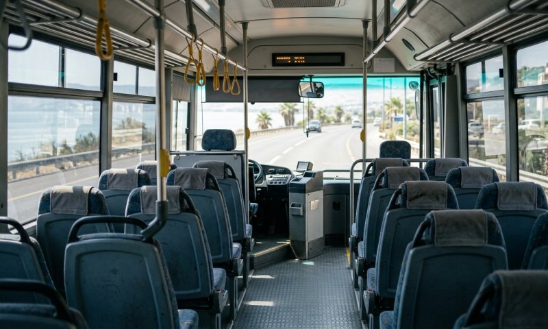 תושב עפולה נאשם: שבר את שיניו של נער באוטובוס כי חייך