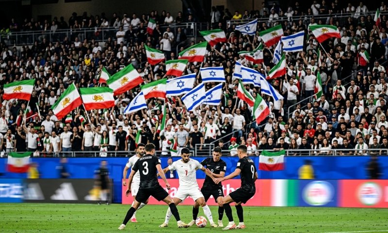 אוהדים הניפו דגלי ישראל וקראו בוז להמנון האיראני במונדיאל