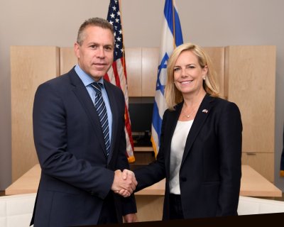 צילום: Office of U.S. Homeland Security Secretary / נחלת הכלל / ויקימדיה קומונס