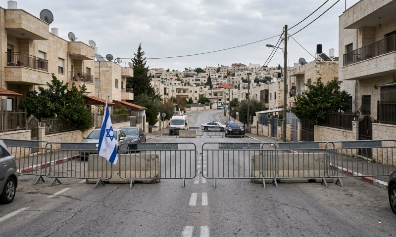פשיטה בירושלים: המשטרה תפסה M-16 ואקדח בבית, שניים נעצרו