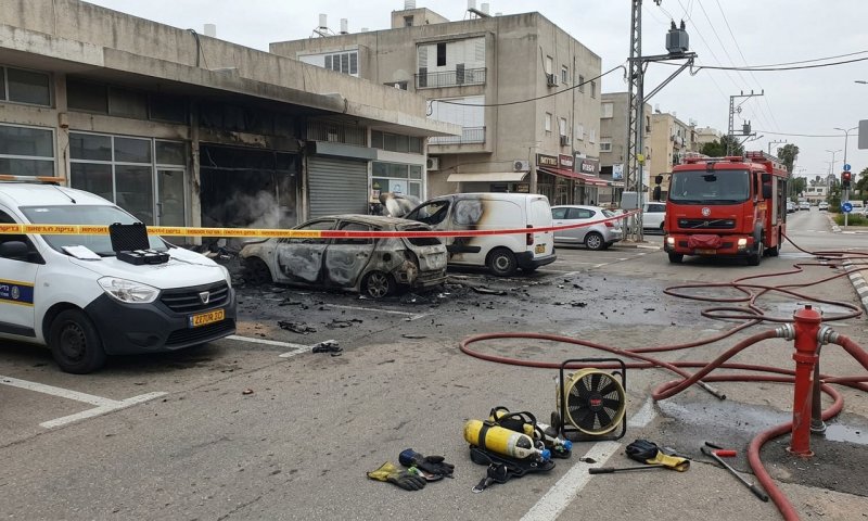 שני רכבים עלו באש בקריית אתא - חוקר דליקות בודק חשד להצתה