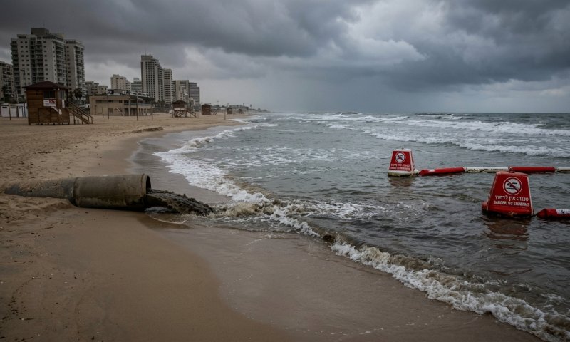 שפכים גלשו לים בבת ים: נאסרה הרחצה בשני חופים בעיר