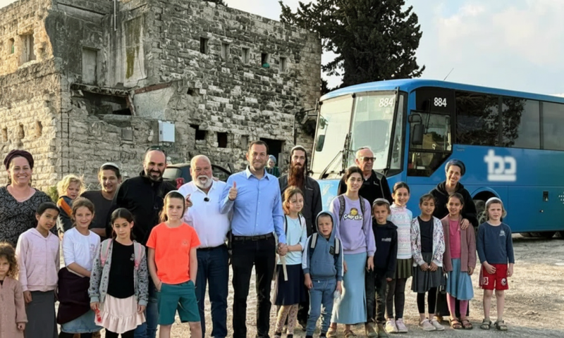 משה שוסטר חזר להסיע את ילדי יישוב שא-נור &ndash; אחרי 21 שנה