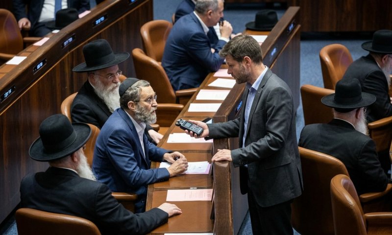 גפני תוקף את סמוטריץ' סביב חוק המעונות: "מגוחך ומנותק"