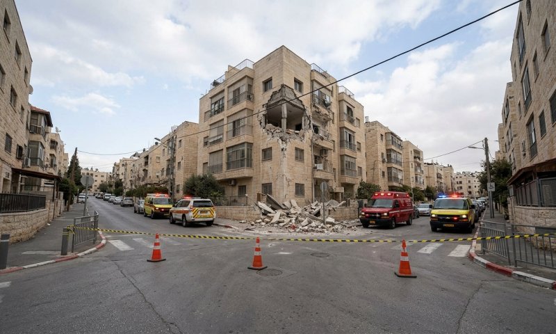 מרפסת קרסה על מאפייה ברחביה: בן 80 חולץ מחוסר הכרה