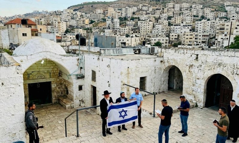לראשונה מ-2000: אזרחים התפללו מנחה בקבר יוסף בשכם באור יום
