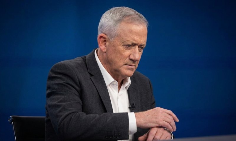 מכה לגנץ: ח"כ אלון שוסטר שוקל לפרוש ממפלגת כחול לבן