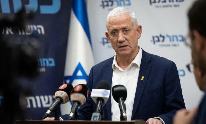 גנץ שקל לפרוש מהבחירות - ואז הכחיש בתוקף: "שקר מוחלט"